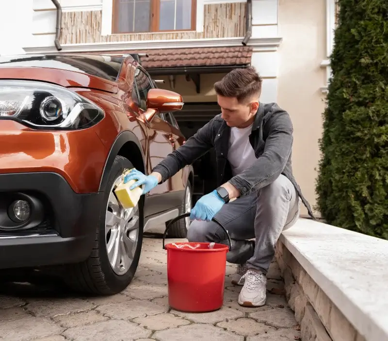 Lavage auto à domicile Saint-Bonnet-le-Courreau : professionnel intervenant sur un véhicule